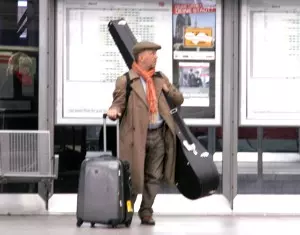 Bahn-Reisen mit Musikinstrument